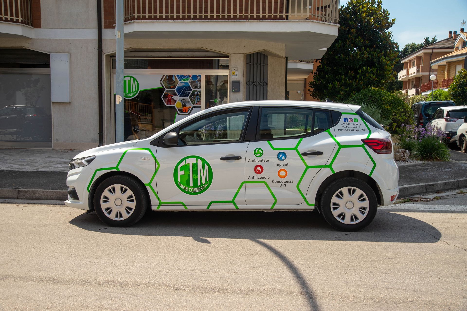 Auto aziendale FTM Servizi Commerciali con livrea personalizzata